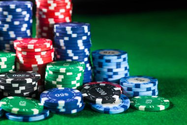 yeşil tablo yüzeyinde Casino fişleri ile. kumar, servet, oyun ve eğlence kavramı - kadar yakın