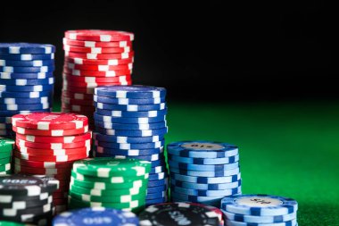 yeşil tablo yüzeyinde Casino fişleri ile. kumar, servet, oyun ve eğlence kavramı - kadar yakın