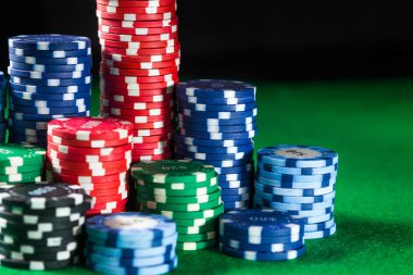 yeşil tablo yüzeyinde Casino fişleri ile. kumar, servet, oyun ve eğlence kavramı - kadar yakın