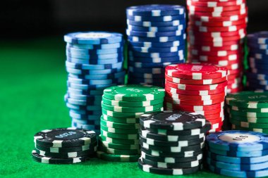 yeşil tablo yüzeyinde Casino fişleri ile. kumar, servet, oyun ve eğlence kavramı - kadar yakın
