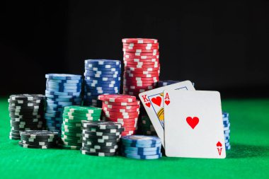 Yığın iki kart kral ve Ace poker fişleri. Yeşil bir arka plan üzerinde.
