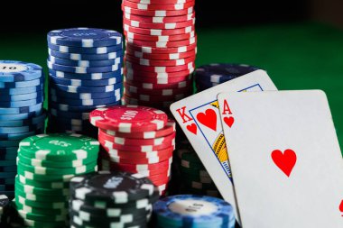 Yığın iki kart kral ve Ace poker fişleri. Yeşil bir arka plan üzerinde.