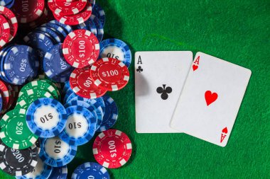 Poker fişleri iki kart ile as yığını. Yeşil masada