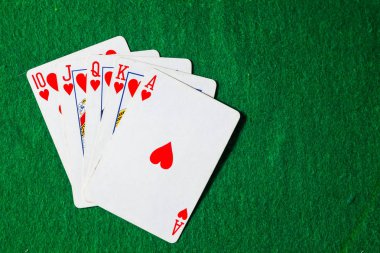 Poker kartları Floş Royal kopya alanı yeşil zemin üzerine