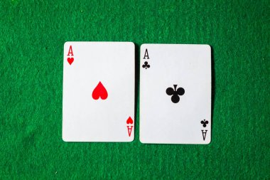kart poker, kopya alanı yeşil zemin üzerine iki as