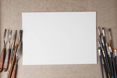 Boya fırçaları ve palet bıçağı sonraki beyaz branda ile kopya alanı.