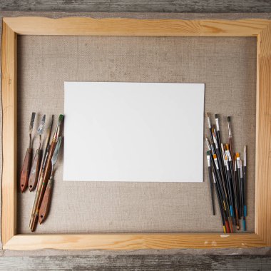 Boya fırçaları ve palet bıçağı sonraki beyaz branda ile kopya alanı.