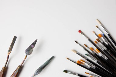 Sanat, kopya alanı ile arka plan beyaz tuval üzerine boya fırçaları.