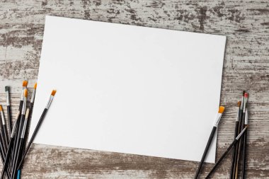 Fırça boya, sonraki bir eski ahşap arka plan üzerinde tuval. Kopya alanı ile.