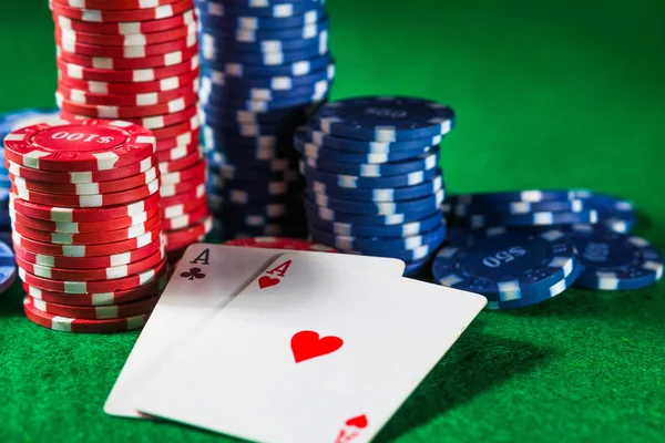 Casino fişi ve yeşil masada iki as kartlarını yakın çekim