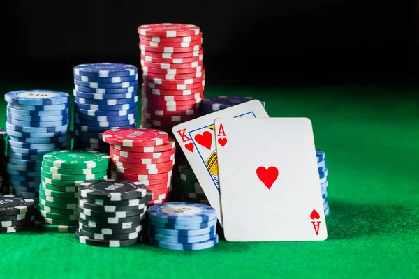 Poker Chips Stack Two Cards King Ace Green Background — Stock Photo, Image