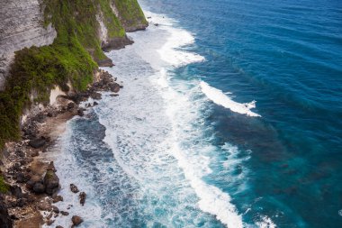 Endonezya Bali tropikal plaj Uluwatu. Tatil seyahat turizm sakin ol.