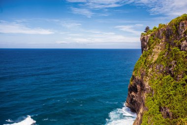 Endonezya Bali tropikal plaj Uluwatu. Tatil seyahat turizm sakin ol.