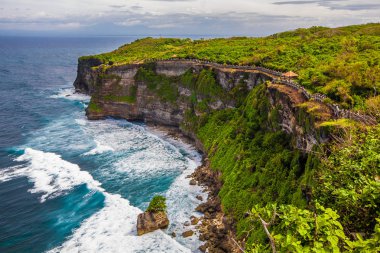 Endonezya Bali tropikal plaj Uluwatu. Tatil seyahat turizm sakin ol.