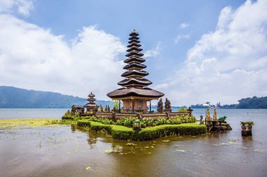 Ulun Danu tapınak Beratan Gölü. Egzotik Turizm. Ekvator geri kalanı. Bali Endonezya