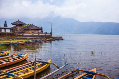 Ulun Danu tapınak Beratan Gölü. Egzotik Turizm. Ekvator geri kalanı. Bali Endonezya