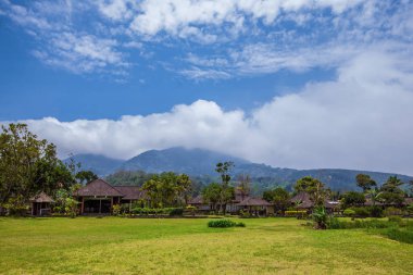 Bulutlar dağlar. Egzotik Turizm. Ekvator geri kalanı. Bali Endonezya