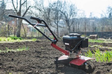 Bahçe toprak işleme toprağa pulluklar