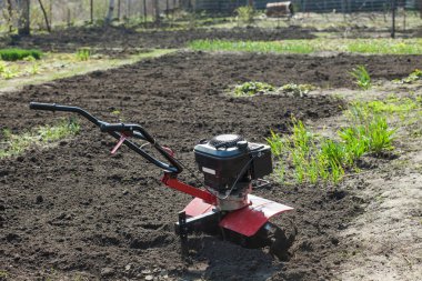 Bahçe toprak işleme toprağa pulluklar