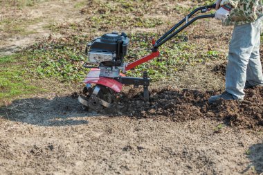 Bahçe toprak işleme toprağa pulluklar