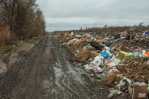 Wysypisko Śmieci Pobliżu Drogach — Zdjęcie stockowe
