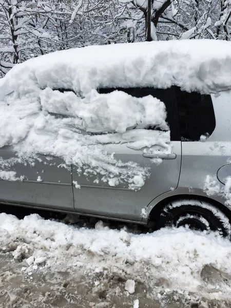車は重い降雪の後雪で覆われます 冬の大洪水の異常気象 — ストック写真