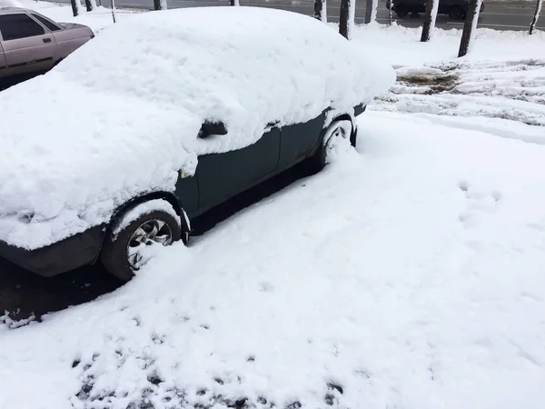車は重い降雪の後雪で覆われます 冬の大洪水の異常気象 — ストック写真