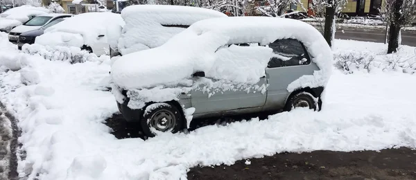 Samochód Jest Pokryta Śniegiem Obfitych Opadów Śniegu Kataklizm Się Anomalie — Zdjęcie stockowe