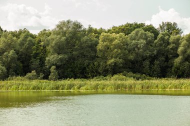 Bulutlar bir mavi göl