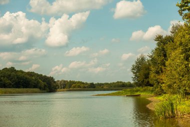 Bulutlar bir mavi göl