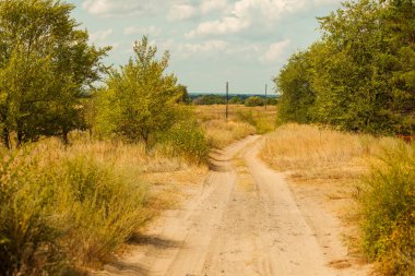 Kurutulmuş çim ile kumlu yol