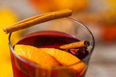 Sıcak Mulled şarap. Tarçın turuncu. Makro. Alkol. Kırmızı sarı turuncu.