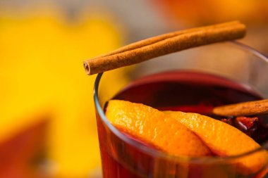 Sıcak Mulled şarap. Tarçın turuncu. Makro. Alkol. Kırmızı sarı turuncu.