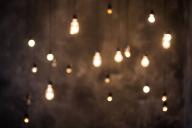 Odak dışı koyu arka plan üzerinde parlayan ampul