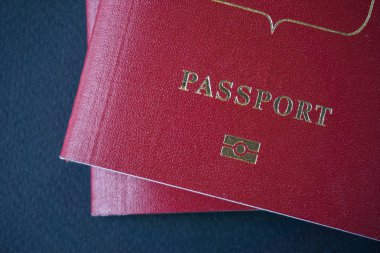 iki pasaport karanlık bir arka planda Kopyala Yapıştır