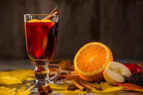 Gorące Grzane Wino Tle Jesiennych Orange Cinnamon Red Wine Szkle — Zdjęcie stockowe