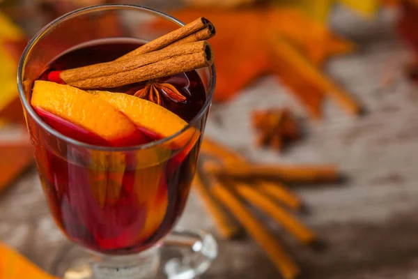 Gorące Grzane Wino Tle Jesiennych Orange Cinnamon Red Wine Szkle — Zdjęcie stockowe