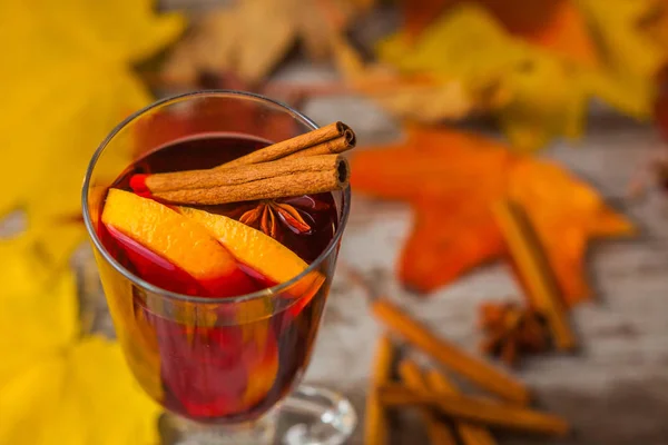 Gorące Grzane Wino Tle Jesiennych Orange Cinnamon Red Wine Szkle — Zdjęcie stockowe