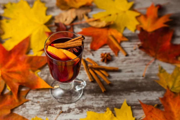 Glühwein Auf Herbstlichem Hintergrund Orangen Zimt Rotwein Glas Alkohol Herbstblätter — Stockfoto