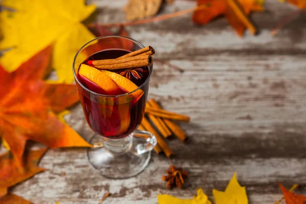 Gorące Grzane Wino Tle Jesiennych Orange Cinnamon Red Wine Szkle — Zdjęcie stockowe