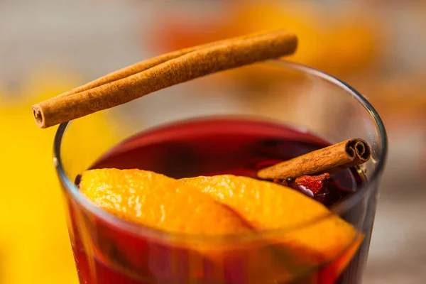 Gorące Grzane Wino Cynamon Orange Makro Alkoholu Czerwony Pomarańczowy Żółty — Zdjęcie stockowe