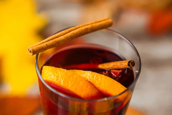 Gorące Grzane Wino Cynamon Orange Makro Alkoholu Czerwony Pomarańczowy Żółty — Zdjęcie stockowe