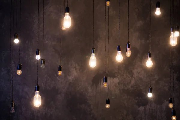 Koyu arkaplanda parlayan ampul