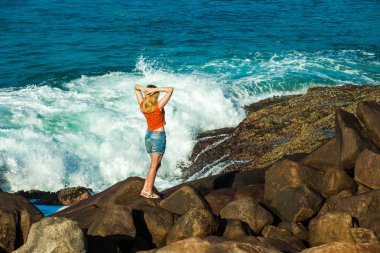 Kız okyanus plaj üzerinde elleriyle ayağa kalkar