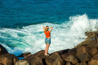 Kız okyanus plaj üzerinde elleriyle ayağa kalkar