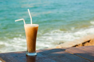 bir bardak taze tropikal meyve suyu