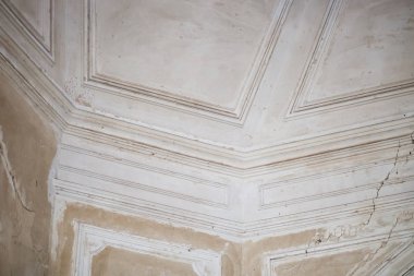 Bir eski duvar ve tavan çatlamak