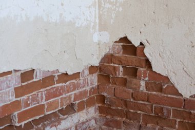 Eski duvarlar ile çatlaklar ve sıva yok