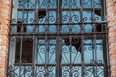 Kilisede kırık camlar