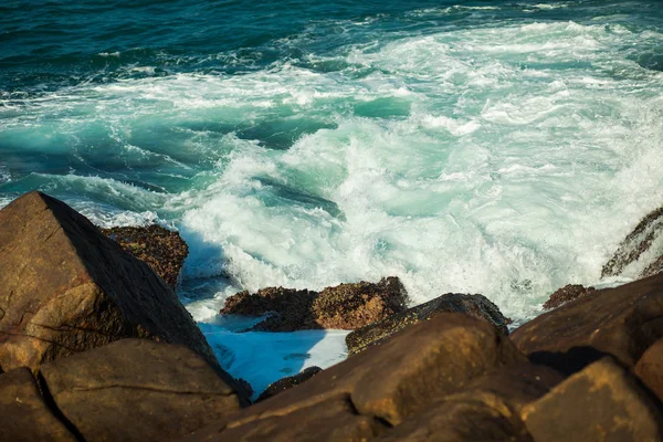 海の波が岩を背景にクラッシュ — ストック写真